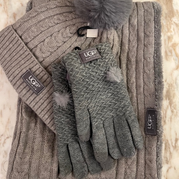 UGG Winter  Grey   Sweater Weather pom pom hat infinity scarf Set. NWT - Picture 1 of 8